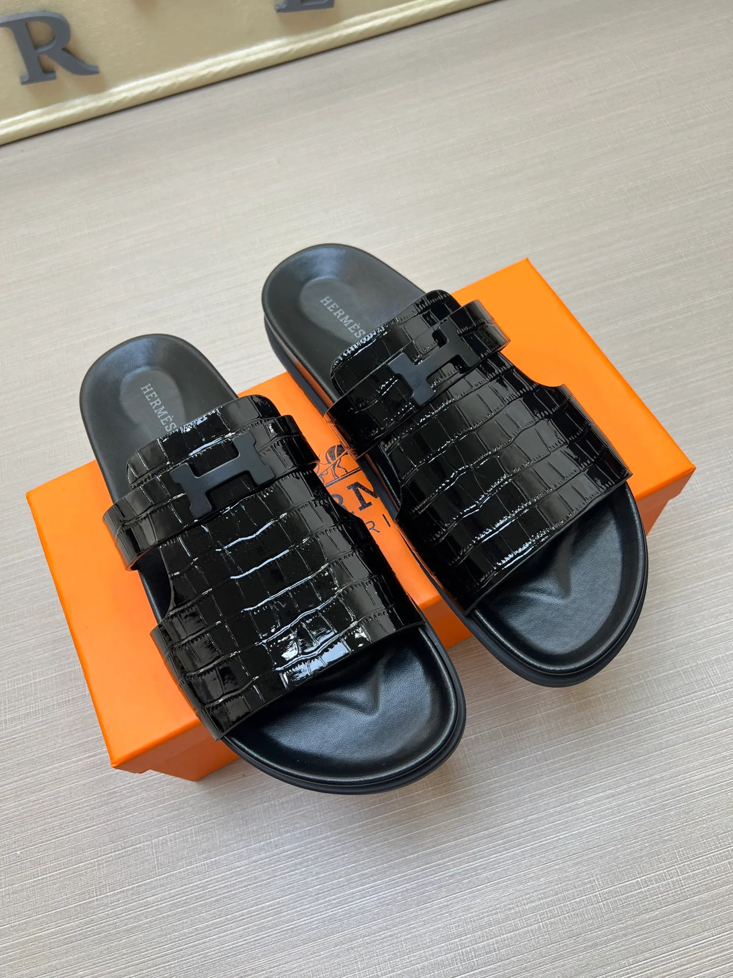 [H Family Hermès] P: 360💰 Size: 38-45 Hermes Men’s Kazimir Slippers - 2025 Summer New Hermès Same as the original version, with colored cowhide surface + rubber combined sole, handmade by master-level craftsmen! ❥High-end customization, exclusive products, the highest version in the industry.